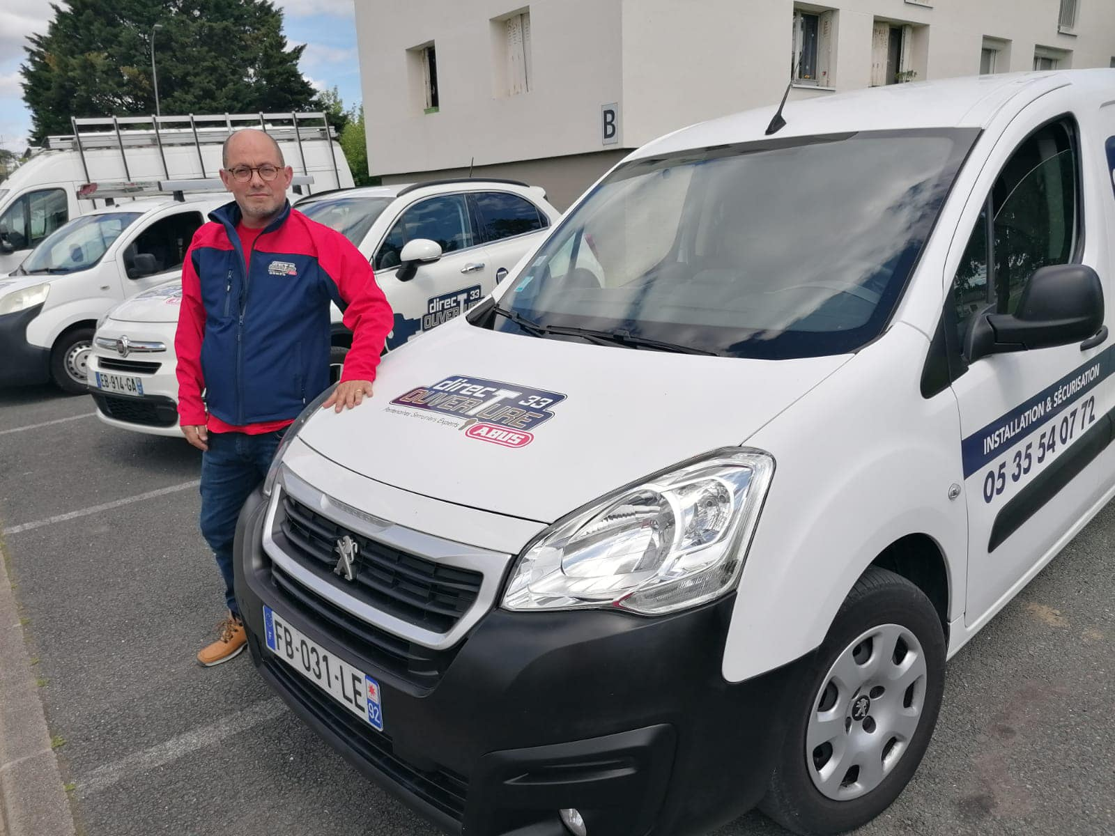 Notre serrurier devant le véhicule d'intervention